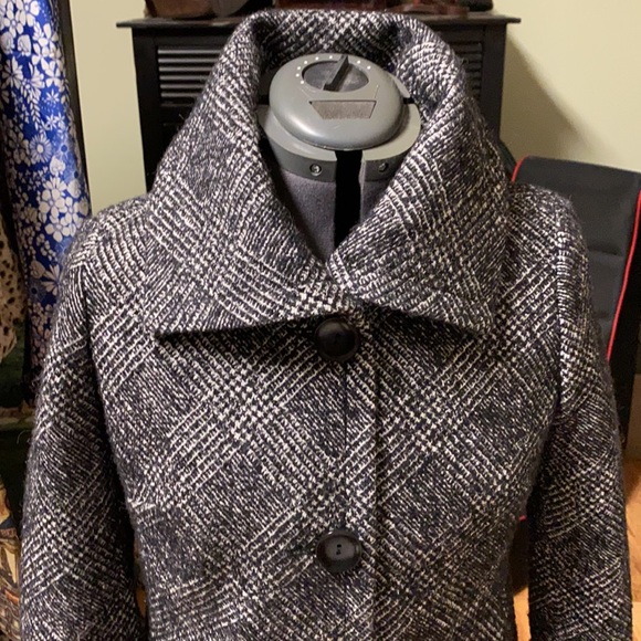 Talbots 6P blazer in black, white and metallic wool blend.  Excellent condition - Picture 2 of 6